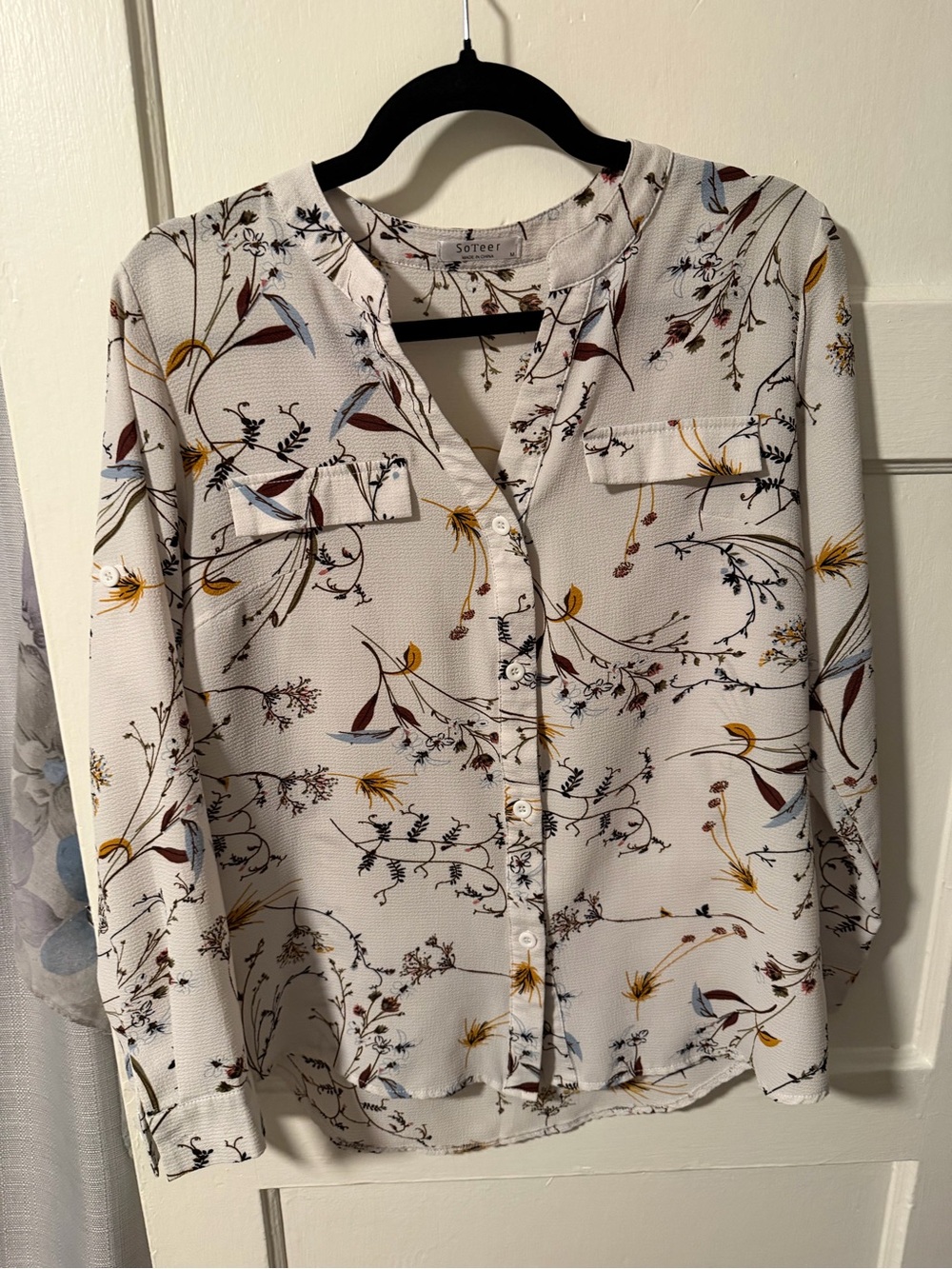 SoTeer Ivory Floral Textured V Neck Roll Tab Button-Front Blouse Size Medium